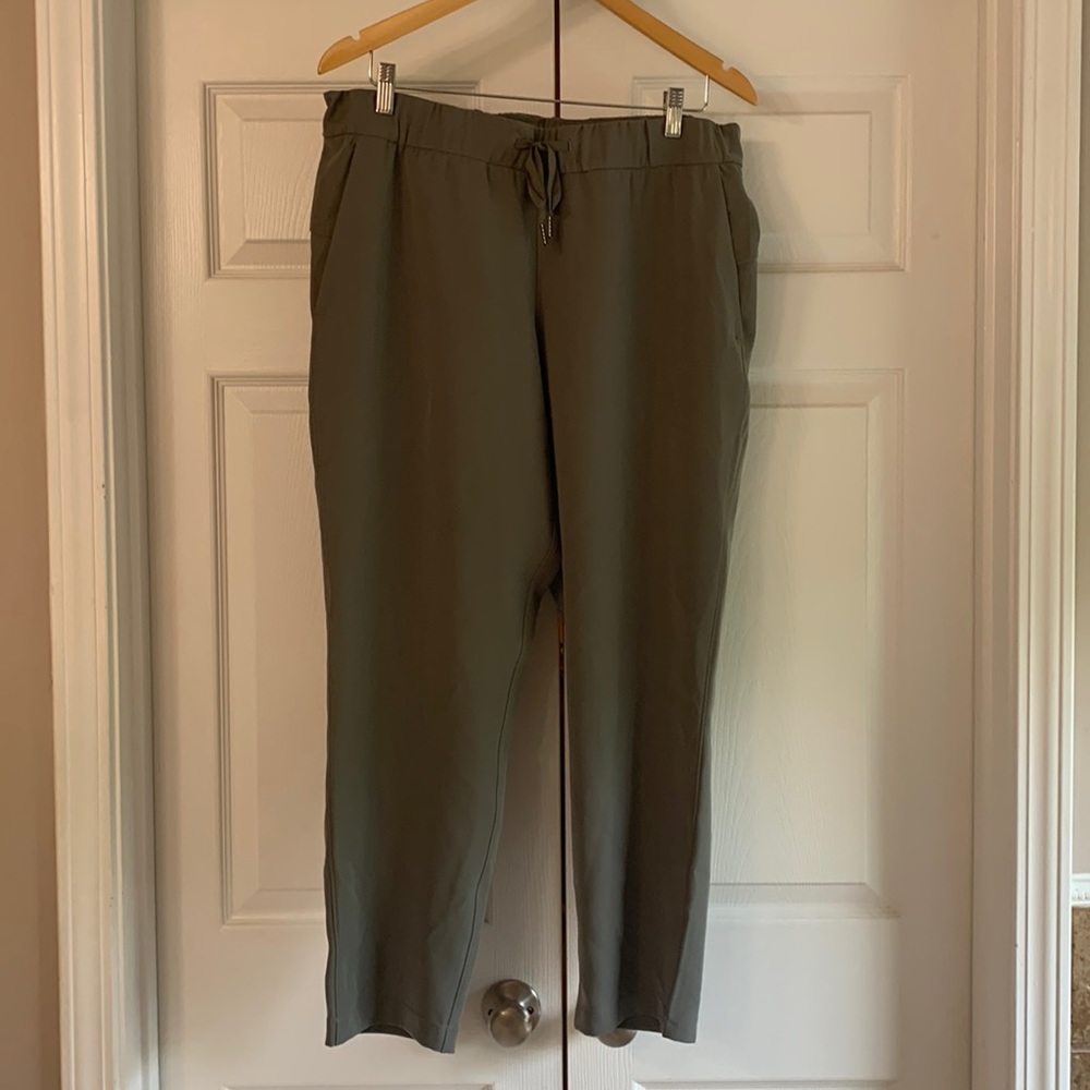 Lululemon On the Fly 7/8 length pant olive grey sage LIKE NEW